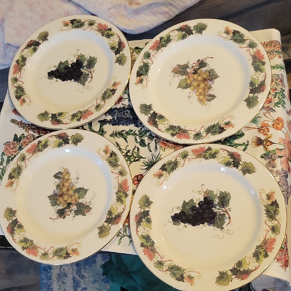 Grape Vine small Salad Plate Set - Cream/Green/Purple/ set 4,EUC